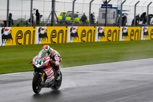Giugliano masters tricky conditions for Donington Park pole