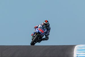 Lorenzo continues late-season surge at Phillip Island