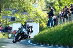 Hutchinson takes fairytale IoM TT Supersport victory