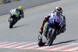 Lorenzo fends off Rossi for Catalunya MotoGP victory