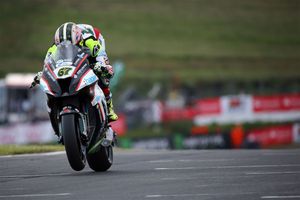 Byrne scores British Superbike pole position in Scotland