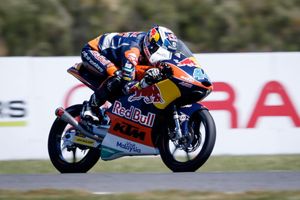 Oliveira keeps Moto3 title hopes alive at Phillip Island