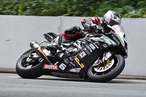Record-breaking Dunlop dominates IOM TT Superbike race