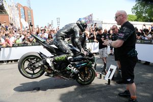 Hutchinson equals Hailwood with another IOM TT Supersport win