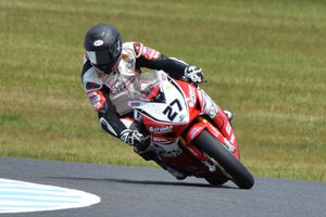 Stauffer fends off Waters and Herfoss in Superbike race two