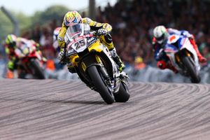 Brookes and Hickman breakthrough to split victories at Thruxton