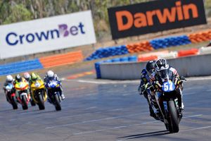 Crump emerges victorious in Supersport 300 thriller