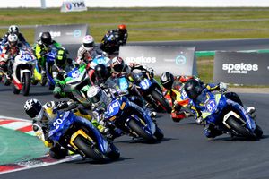 bLU cRU 300 Racing fight three way battle for ASBK 300cc Championship