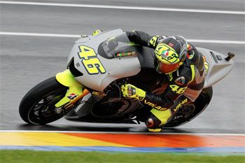 Rossi makes Yamaha return during wet test at Valencia
